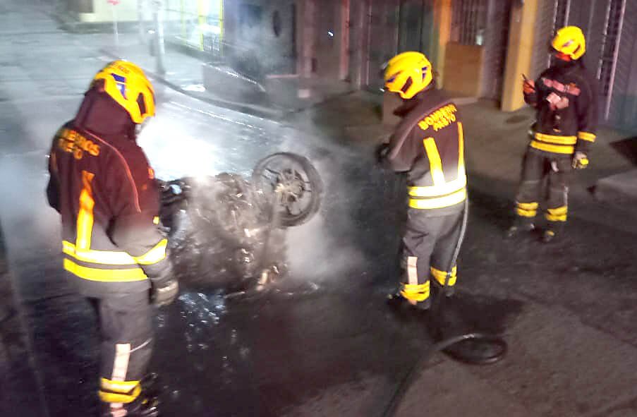 Queman moto de supuesto ladrón
